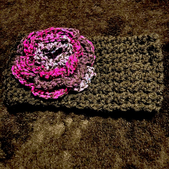 Crocheted headband with crocheted flower mosaic/black in color - Picture 3 of 5